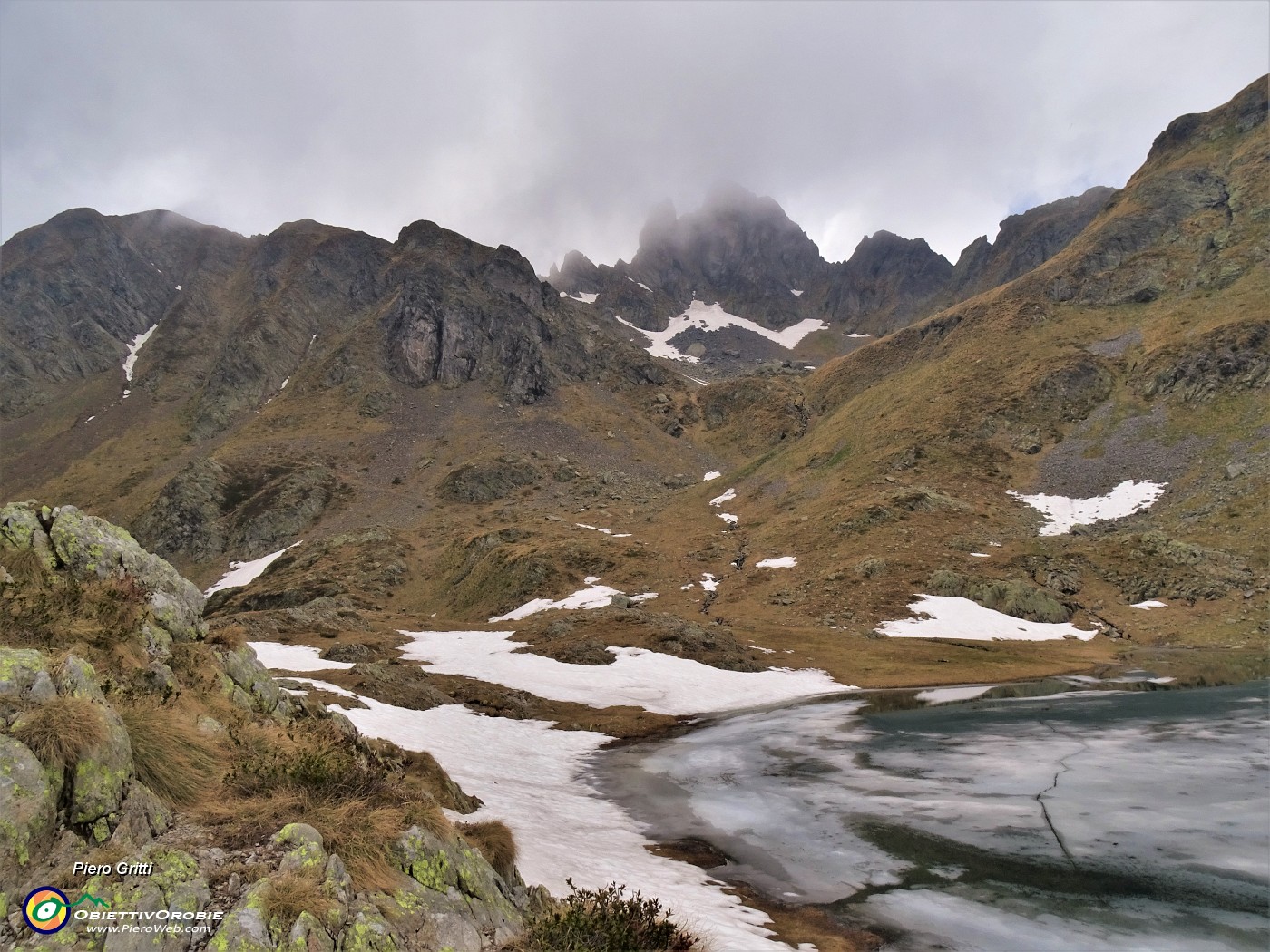 48 Lago superiore con Valletto che tenta di scrollarsi di dosso le nuvole.JPG